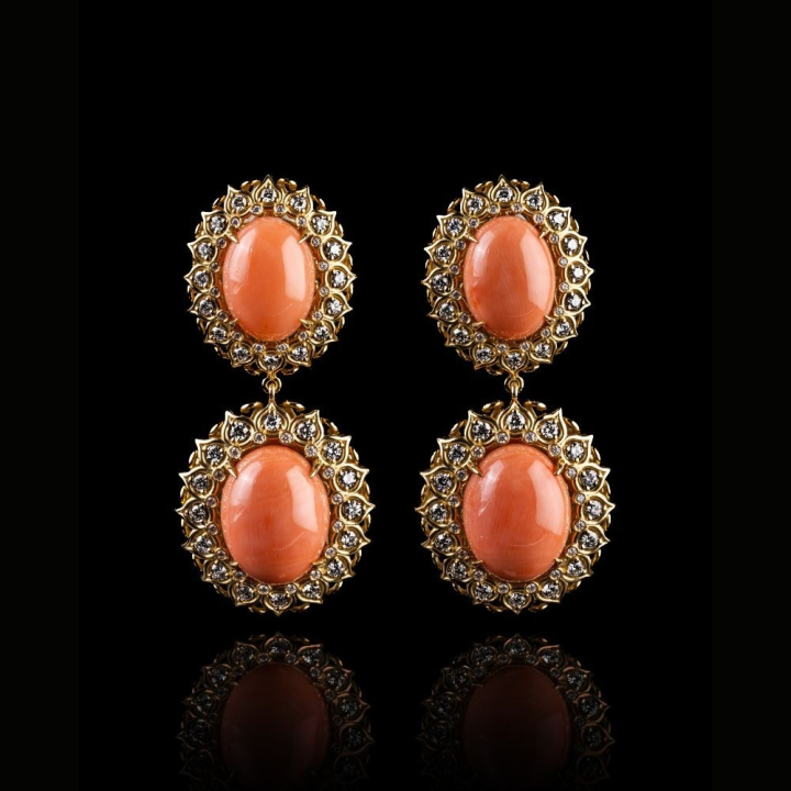 Orecchini in oro giallo 18 kt con coralli e diamanti